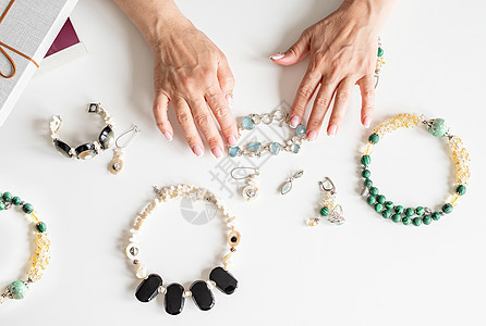 中年妇女触摸各种珠宝首观的手工作工匠女性项链盒子职业礼物女士艺术精神图片