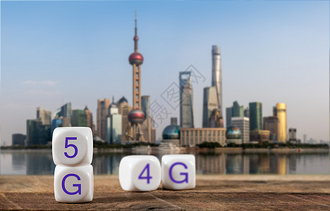 在木桌上拼写 5G 的方块 背后是上海的城市景观图片