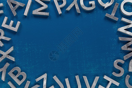 经典蓝色背景上由银金属英文字母字符制成的框架模型图片