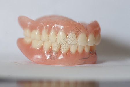 白桌上的医学假牙口腔科牙医卫生牙科假体矫正医疗口服白色牙齿图片