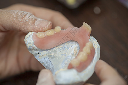 牙科技术员在牙科化验室检查假牙假肢图片