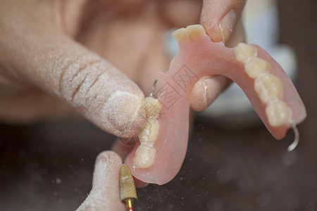 牙科化验室假牙假肢的牙科技术员工作制品工具技术员生产药品模具假体口腔科口服牙医图片