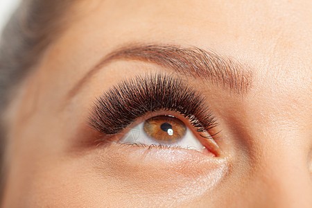 与Long Lashes的女开放眼 眼睛延伸 美丽的拉程序治疗头发女性化妆品睫毛女士黑色皮肤图片