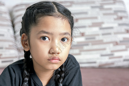 一个穿黑色黑领带的小亚洲女孩图片