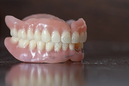 桌上的医学假牙卫生矫正牙医牙齿假体健康白色医疗假肢药品图片