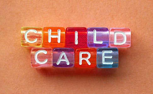 儿童保育 以橙色背景的彩色立方体文字信息图片