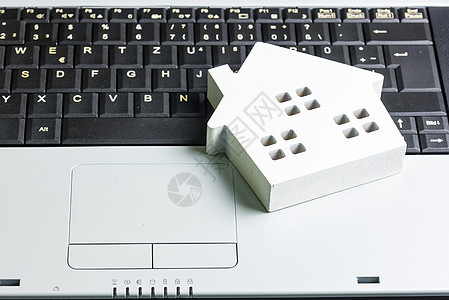 膝上型笔记本上的木白软管模型库存互联网网络保险商品金属财产大厦电脑键盘图片