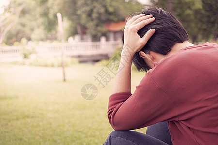 一个人穿着红色衬衫 用压力抓着头顶哭泣眼睛焦虑公园骚扰女性紧张头发成人女士图片