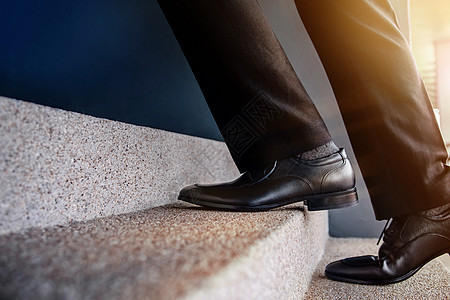 动力和具有挑战性的职业概念 逐步形成一个充满照片男人楼梯人士男性商务套装工作生长脚步图片