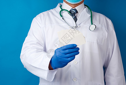 医生治疗师穿着白色长袍制服和蓝色衣服外套成功护士手套男性卫生外科工作男人职业图片