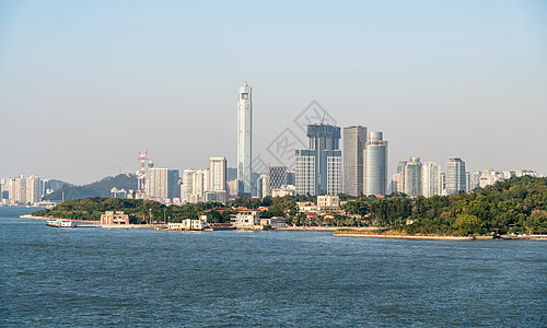 在Xiamen的天线上现代建筑 在Gulangyu岛前方旅游天空蓝色城市地标景观摩天大楼塔楼晴天旅行图片