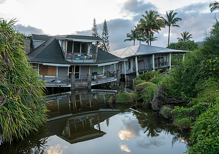 2018年4月Hanalei大雨后海滩房屋倒塌灾难热带损害家庭棕榈天气单亲闪光飓风天坑图片