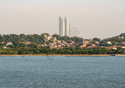 在Xiamen的天线上现代建筑 在Gulangyu岛前方景观晴天天空摩天大楼海洋建筑学海岸线建造港口旅游图片