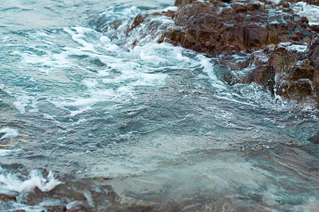 海浪随着岩石海滩 假日和放松时间的骗局而爆发支撑力量旅行泡沫运动悬崖海洋海岸风暴海景图片