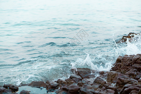 海浪随着岩石海滩 假日和放松时间的骗局而爆发运动风暴海岸泡沫石头海景旅行海洋海岸线蓝色图片