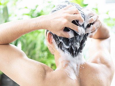 从户外 卫生方面用洗发水洗头发的青年男子成人白色浴室泡沫身体淋浴男人肥皂健康绿色图片