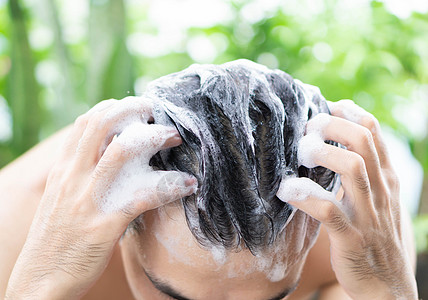 在户外用洗发水洗发 保健等闭紧的青年男子健康绿色淋浴泡沫肥皂白色浴室卫生男人成人图片