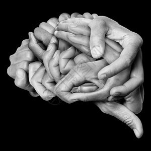 用手做的人脑 不同的手缠在一起形成一个大脑 黑色背景图片