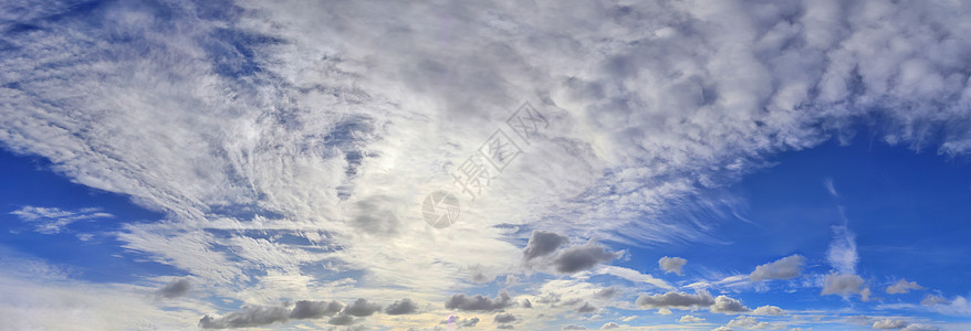 闪耀着多彩的天空全景 显示美丽的云层形成太阳雨云戏剧性高度天堂高分辨率自由地平线阳光反射图片