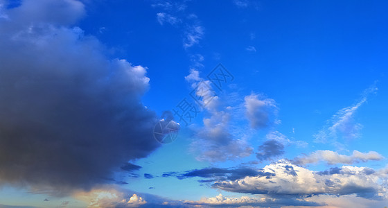 闪耀着多彩的天空全景 显示美丽的云层形成太阳云景雇用地平线风暴自由阳光戏剧性空气卷云图片