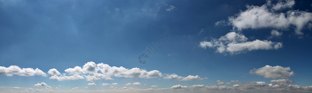 闪耀着多彩的天空全景 显示美丽的云层形成天气卷云气氛太阳雨云高度天堂阳光白云风暴图片