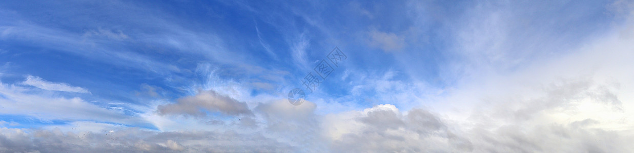 闪耀着多彩的天空全景 显示美丽的云层形成阳光太阳自由天气气氛空气云景天堂季节雨云图片