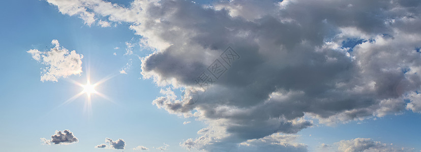 闪耀着多彩的天空全景 显示美丽的云层形成天堂风暴雨云太阳白云卷云季节天气云景空气图片