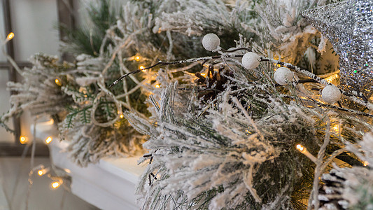 明亮的圣诞装饰季节性庆典松树风格木头白色玩具绿色作品花环图片