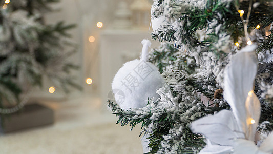 明亮的圣诞装饰绿色假期新年白色装饰品云杉花环传统庆典季节性图片