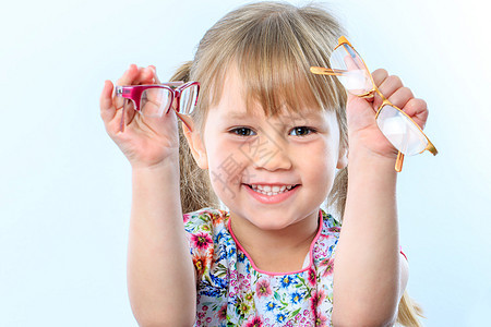 戴眼镜的可爱女孩快乐人脸手术眼睛医疗微笑考试婴儿保健卫生图片