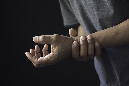 男人握着他的手腕 有人手腕疼痛 有按摩性疼痛药品工作红色擦洗身体成人医疗男性伤害电脑图片
