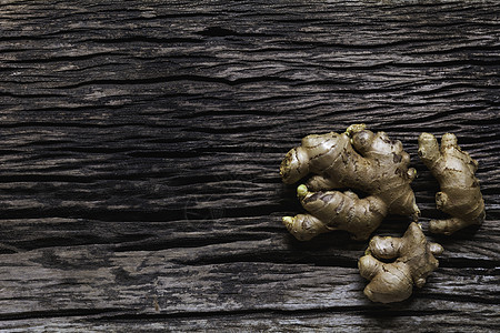 金姜根和姜姜 鲜姜根在木制桌子上药品木头乡村营养草本植物美食饮食食物粉末文化图片