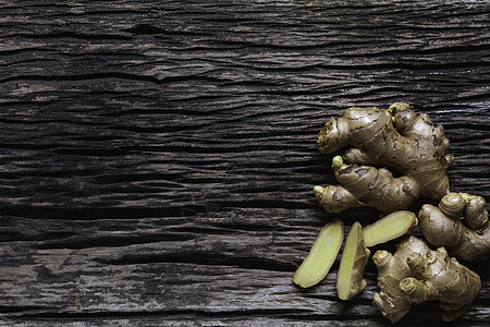 金姜根和姜姜 鲜姜根在木制桌子上草本植物工作室香料植物食物文化调味品味道蔬菜营养图片