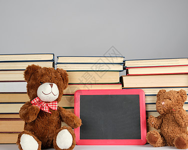 背面的红框黑色空黑板和棕色泰迪熊课堂桌子玩具图书馆学校智慧教育知识学习阅读图片