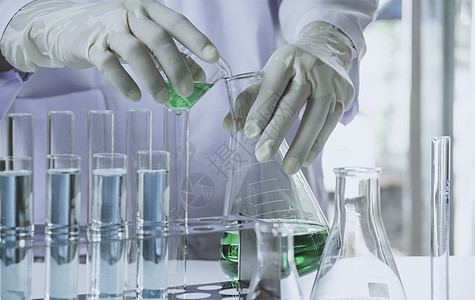 带有含液体的玻璃实验室化学测试管的研究员测试瓶子生物器皿蓝色学校化学家学习烧杯技术图片
