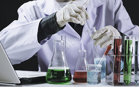 带有含液体的玻璃实验室化学测试管的研究员临床技术烧瓶药品瓶子生物管子蓝色化学品诊所图片