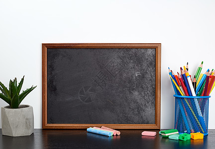 空白黑粉笔板 蓝色金属S型多色铅笔绘画边界教育木头棕色框架课堂桌子白色黑色图片