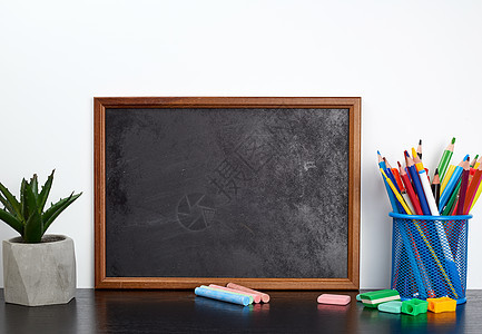 空白黑粉笔板 蓝色金属S型多色铅笔绘画边界教育木头棕色框架课堂桌子白色黑色背景图片