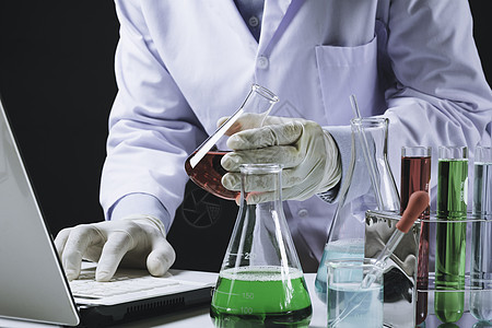 带有含液体的玻璃实验室化学测试管的研究员制药测试微生物学实验生物瓶子管子化学家学习工人图片