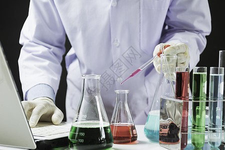 带有含液体的玻璃实验室化学测试管的研究员化学品药品烧杯乐器生物器皿制药工人技术蓝色图片