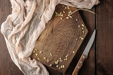 旧的空棕色木板和厨房餐巾纸图片