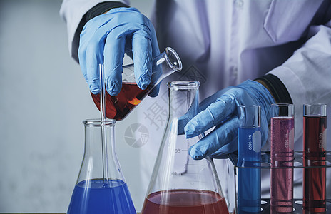 带有含液体的玻璃实验室化学测试管的研究员化学家化学乐器生物学技术管子烧瓶临床科学家生物图片