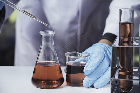 带有含液体的玻璃实验室化学测试管的研究员乐器药店诊所科学家蓝色制药生物学烧杯实验测试图片