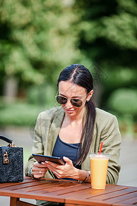 吃东西的年轻女人 在街上把面条抢走餐厅烹饪电脑旅游游客电话社论工具午餐服务图片