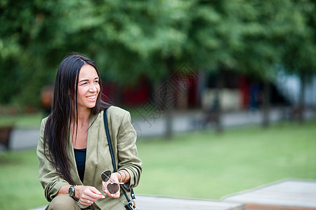 吸引有吸引力的年轻旅游女性户外肖像技术女士马尾草街道城市微笑异国游客旅行享受图片