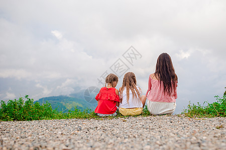 山上美丽的幸福家庭 在雾雾之幕下 美丽美景的风景漂流父母旅行自由闲暇孩子天气运动远足悬崖图片