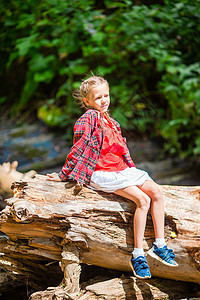 小女孩享受着瀑布的风景快乐公园孩子娱乐水池热带微笑活动丛林婴儿图片