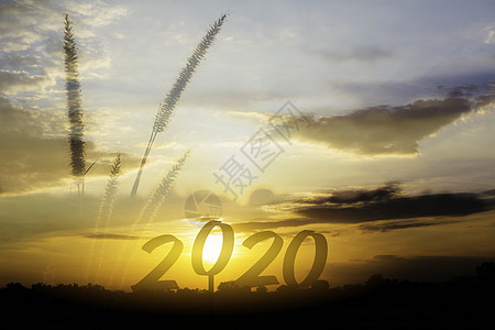 2020 年日落天空背景下的新年快乐数字图片