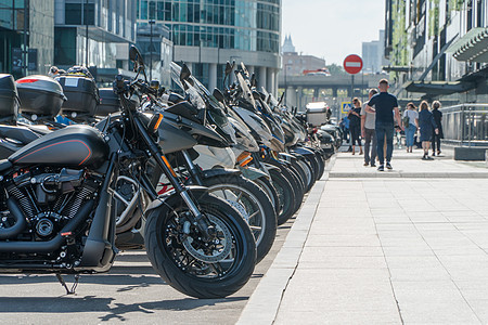 城市中的摩托车运输速度街道摩托发动机阳光车轮运动驾驶销售图片