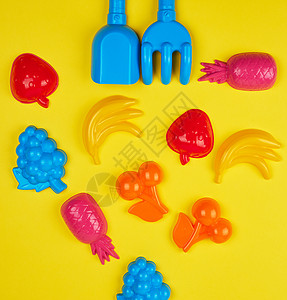 黄色背景中的多色塑料玩具水果框架热带食物乐趣童年橙子教育香蕉卡通片孩子图片